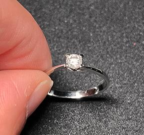Anello in oro rodato 0.375 zircone white
