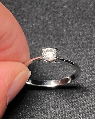 Anello in oro rodato 0.375 zircone white