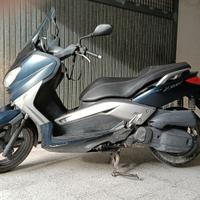 Moto, tipo scooter,  Yamaha X-MAX 125, anno 2010.