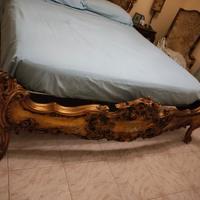 Letto matrimoniale e comodini
