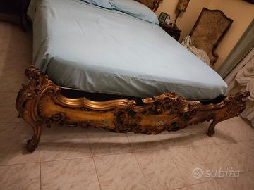 Letto matrimoniale e comodini