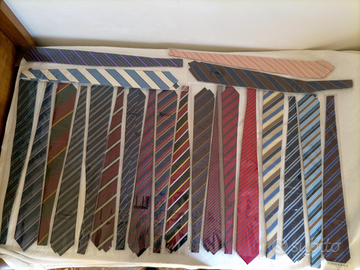 61 cravatte vintage perlopiù di alta manifattura