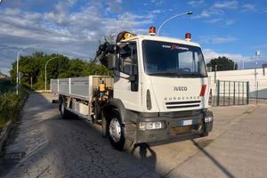 Iveco 160E28 gru e cassone fisso