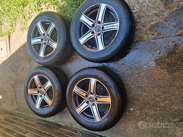 4 cerchi in lega da 15" con gomme invernali