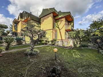 Villa di 200 m² con più di 5 locali a Roma