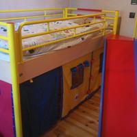 Letto a soppalco con scivolo e tende
