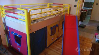 Letto a soppalco con scivolo e tende