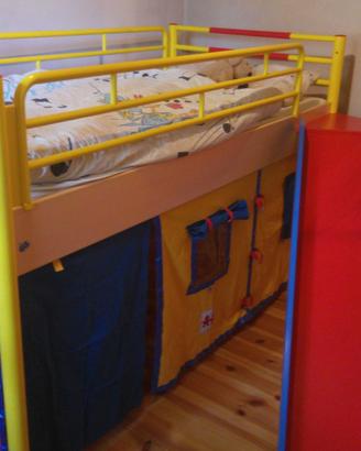 Letto a soppalco con scivolo e tende