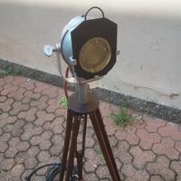 Faretto da teatro vintage su cavalletto in legno