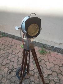 Faretto da teatro vintage su cavalletto in legno