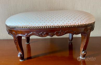 Poggiapiedi ovale in legno.