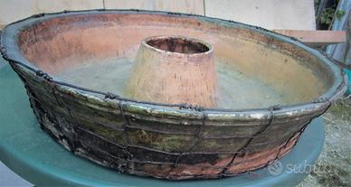 Antico stampo da forno in cotto