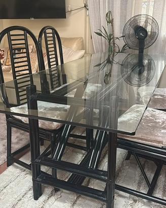 Tavolo in ceistallo con sedie in midollino