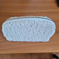 Trousse o beauty case in peluche bianco