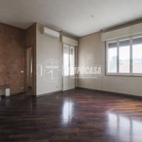 AMPIO 5 LOCALI CON TERRAZZO ABITABILE, GARAGE E CA