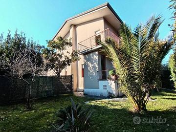 Villa di 128 m² con più di 5 locali a Pietrasanta
