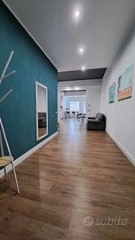 Generose camere con climatizzatore e arredo