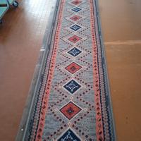 Stuoia o passatoia con disegni tribali