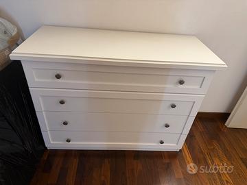Cassettone e comodini bianchi effetto legno