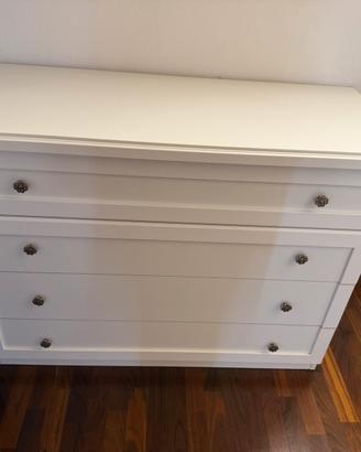 Cassettone e comodini bianchi effetto legno