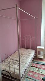 LETTO A BALDACCHINO PER BAMBINA E COMODINO
