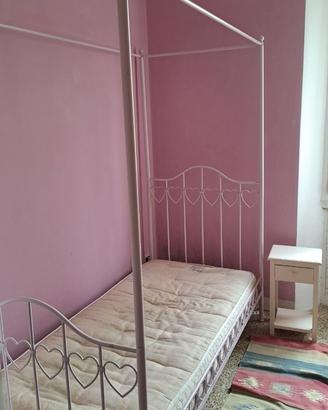 LETTO A BALDACCHINO PER BAMBINA E COMODINO