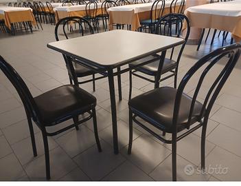 1 TAVOLO CON 4 SEDIE