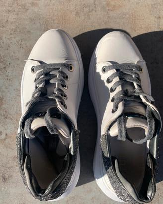 Scarpe Guess bianco/grigio metallo -Tg. 37