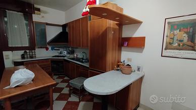 Cucina completa con elettrodomestici