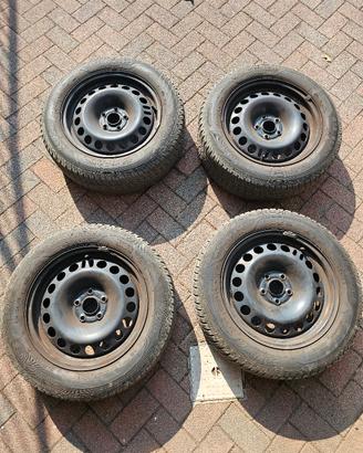 4 Gomme Invernali con Cerchi in Ferro 5 fori