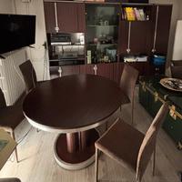 Sala completa mobile, tavolo e sedie.