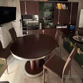 Sala completa mobile, tavolo e sedie.