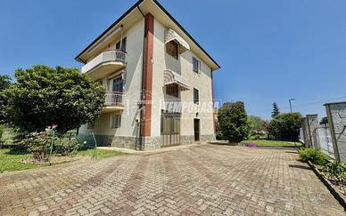 VILLA BIFAMILIARE CON AMPIO SPAZIO ESTERNO.