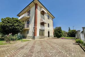 VILLA BIFAMILIARE CON AMPIO SPAZIO ESTERNO.