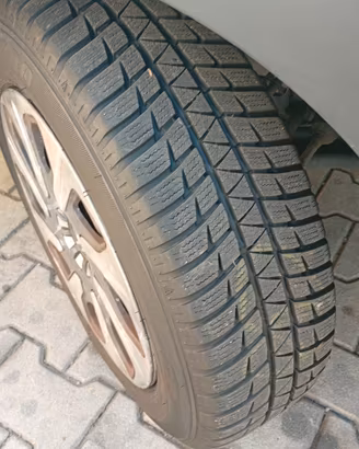 4 cerchi complete di gomme e copri cerchi 95% nuov