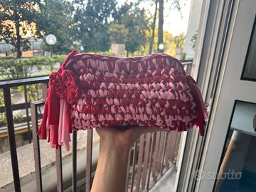 Clutch bag rossa e rosa con pendente a cuore