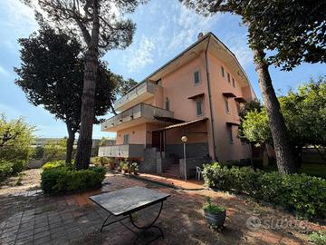 villa con ampio giardino