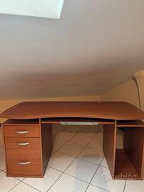Scrivania in legno