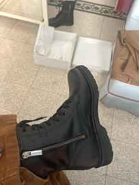 Anfibi neri stile combat