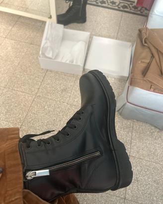 Anfibi neri stile combat