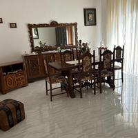 Sala da pranzo completa in stile classico