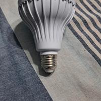 Lampadina multicolore con altoparlante bluetooth