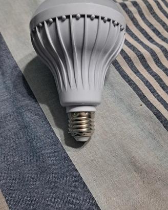 Lampadina multicolore con altoparlante bluetooth