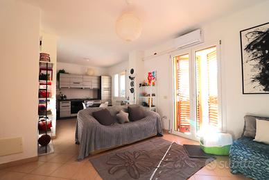 Trilocale al primo piano con posto auto interno