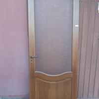 Porta in legno con vetro
