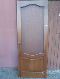 Porta in legno con vetro