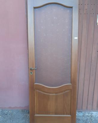 Porta in legno con vetro