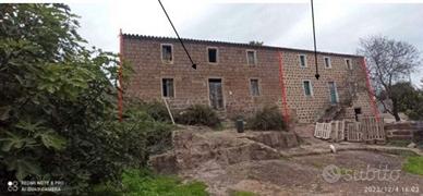 Immobile di 2 unità abitative con terreno