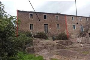 Immobile di 2 unità abitative con terreno