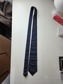 👔✨ Cravatta DKNY 100% Seta – Blu Gessata